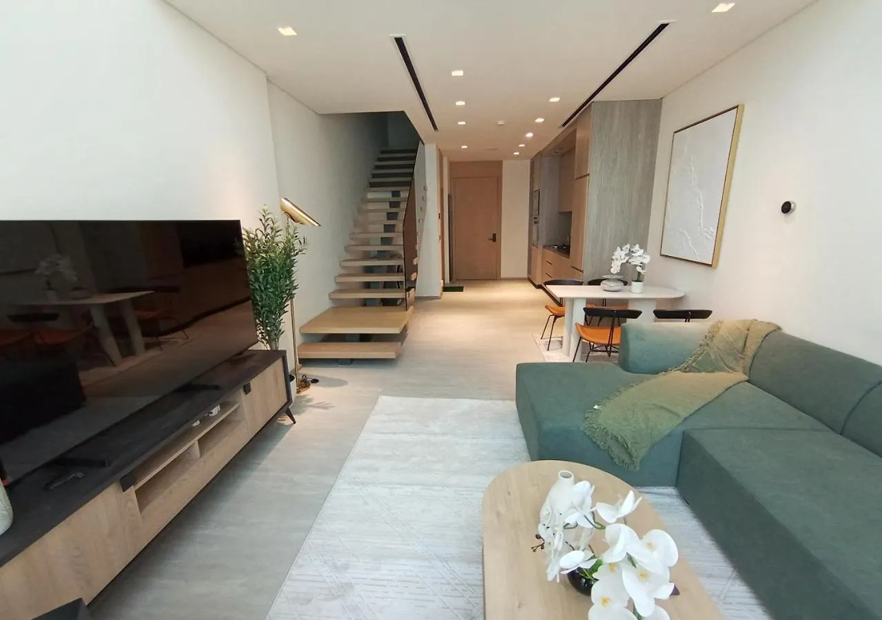 Bespoke Holiday Homes - Stylish 1Br Penthouse In The Autograph Dubai Apartment