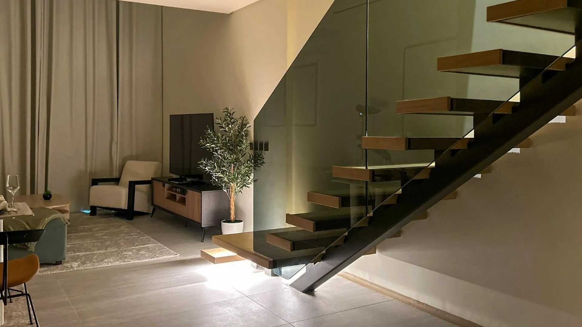 Bespoke Holiday Homes - Stylish 1Br Penthouse In The Autograph Dubai Apartment